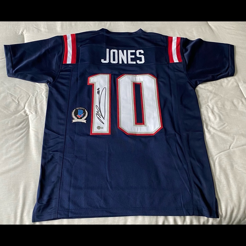 🔥 🔥 Mac Jones Signed Jersey (Beckett COA)